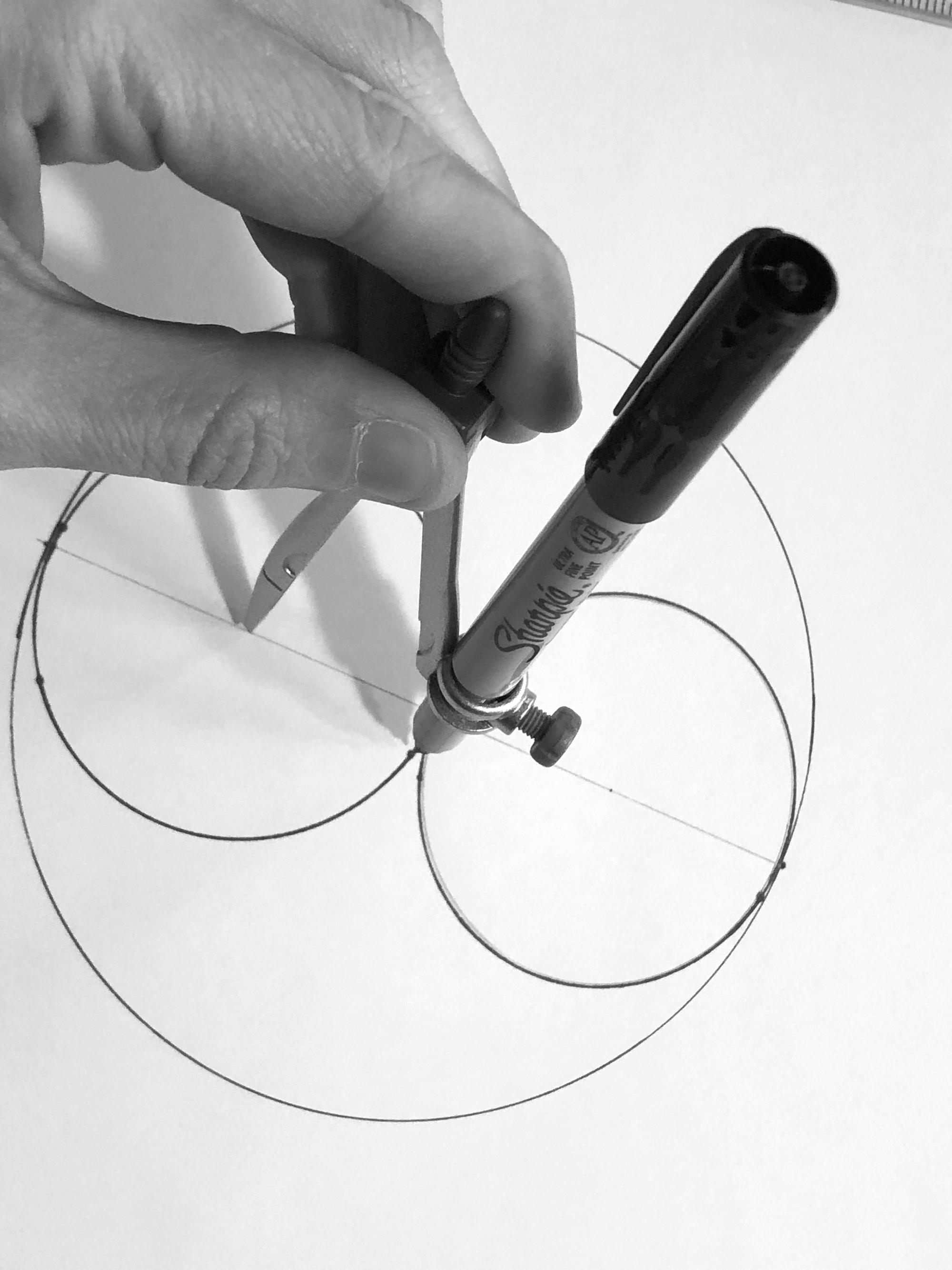 a circle with 2 circles being drawn along the diameter